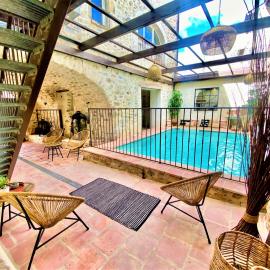 Gîte de groupe 19p-9ch OU 3 gîtes indépendants 6p-3ch - PATIO et PISCINE INTERIEURE CHAUFFEE TOUTE L'ANNEE, hotel in Vallon-Pont-dʼArc