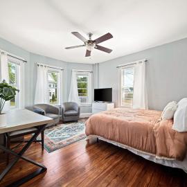Cozy Rooms in 5BR Apt Near Charming Oak Square