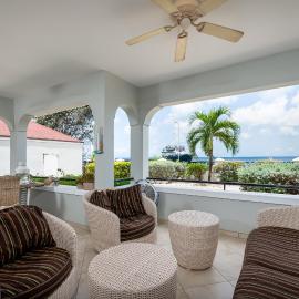 Luxury Seafront 4p large ground floor apartment