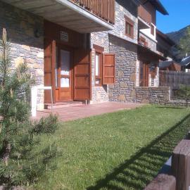 APARTMENTSUITESPAIN BAQUEIRA JARDIn, hotel en Esterri d'Àneu
