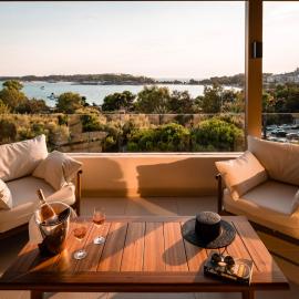 Somewhere Vouliagmeni, hotel Athénban