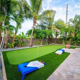 Beach house w/Putting Green/Game Rm/Rooftop Deck, hotel i Cocoa Beach