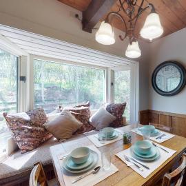 Cozy Condo on Chamonix Lane, khách sạn ở Vail