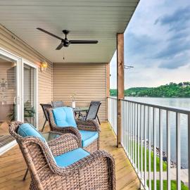 Unwind Poolside! Waterfront Ozarks Condo, Hotel in Camdenton