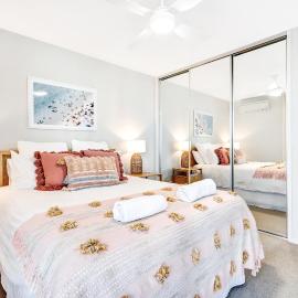 Central Kings Beach 2 BR APT w Pool and Spa access, Hotel in Caloundra
