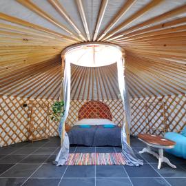 Spacious heated Yurt with Hot tub, 5 mins to beach, hotel in Bow Street