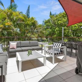 Graebill 2 Bedroom 2 Bathroom Light and Spacious Duplex Walk to Beach Great Outdoor Entertaining Area, hotel di Sunshine Beach