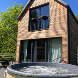 Domek z Jacuzzi, hotel in Mrzeżyno