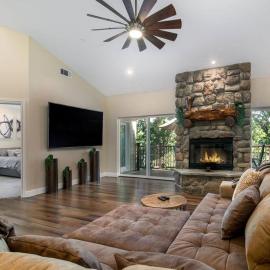 New Luxury 5BR Cabin in Pine Mountain Lake! 1 Minute to Beach! Massage Chair! Close to Yosemite! Perfect for Retreats and Escapes All Seasons!