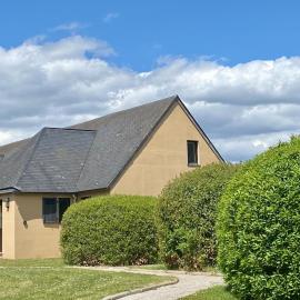 Cottage Anadwen au pied du lac au duc et son golf、プロエルメルのホテル