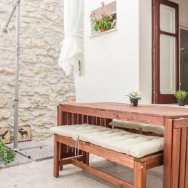 [DOWNTOWN SELINUS] Bright apartment with courtyard