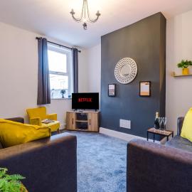 Spacious 4-bed house in Crewe by 53 Degrees Property, ideal for Business & Contractors, Great Location - Sleeps 8, hotel em Crewe