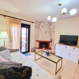 Nice apartment with amazing views, hotel in Kriopigi