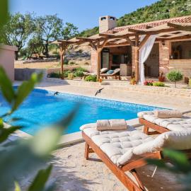Rural Villa Adriart with heated pool and sauna, Hotel in Stankovci