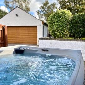 Riverside Cottage 6 guests 4 adults max hot tub