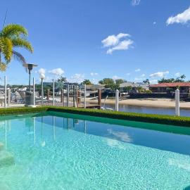 Remarkable Six Bedroom Waterfront Home! Perfect for the extended family, מלון במולולאבה
