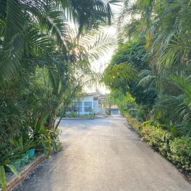 Baan Suan Palm Resort, hotel em Uttaradit