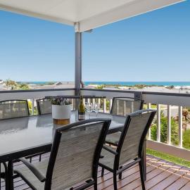 Oriana Grande- 5 Bdrm Sleeps 14 Beach View Wifi, hotel in Sellicks Beach