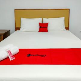 RedDoorz at Omah Candi Sari near Airport YIA, хотел в Джокякарта