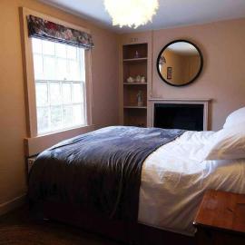 Cosy cottage close to the countryside, 10 minutes from Bath city centre