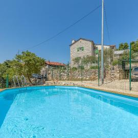Villa Ana with jacuzzi & swimming pool, hotel din Cres