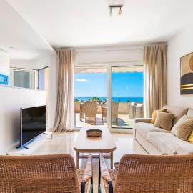 Beach apartment with terrace and private parking