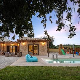 Unique, stonebuilt, rural villas with private pools!, viešbutis mieste Melidhónion