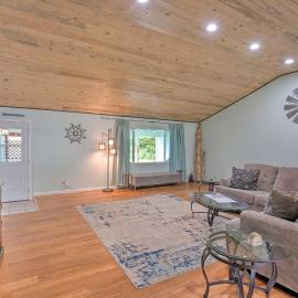 Bungalow w/ Wraparound Deck - 8 Mi to Brookings
