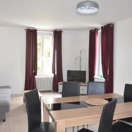 AU BORD DE L'EAU appartement 50 M2, Hotel in Chambon-sur-Voueize