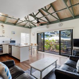 MAIN STAY - 100m to patrolled beach, pool, wifi, close to cafes