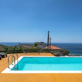 Seaview Villa Mirthios Panorama with Private Swimming Pool and BBQ!、プラキアスのホテル