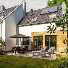 5 Sterne Wellness-Ferienhaus "Kornrade" mit Sauna, Kamin & Terrasse - ruhig am Ostseewald in Zingst، فندق في زنغست