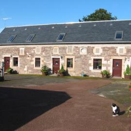 Corehouse Farm Cottages - Dairy, Granary & Sawmill, hotel v destinácii Lanark