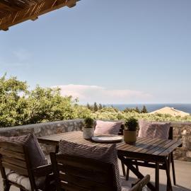 Dounias Village Home - Traditional Architecture & Modern Luxury, by ZanteWize، فندق في Korithion