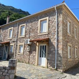 Barbajonn's Stone House โรงแรมในโมเน็มวาซี