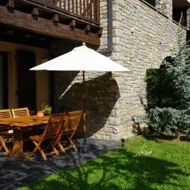 Apartamento con jardín en la Cerdanya、Errのホテル