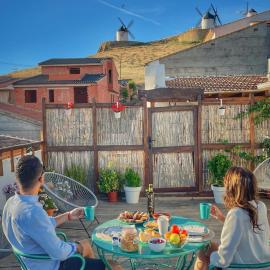 Apartamentos Oncemolinos con desayuno, hotelli kohteessa Consuegra