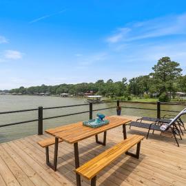 The Benjamin I - 2022 Built Luxury Retreat with Backyard Paradise with Hot Tub Outdoor Movie Screen Dock & Boat Rental, hotel in Gun Barrel City
