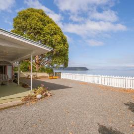 Lake Edge Cottage - Waitahanui Holiday Home, hótel í Waitahanui