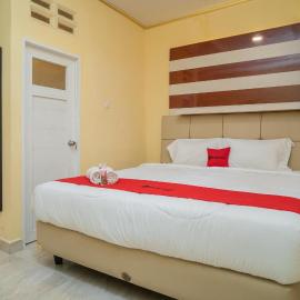 Kandangsapi में, होटल RedDoorz Plus Syariah near Pasar Turi
