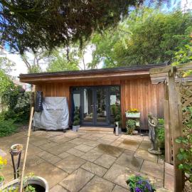 Thistle Lodge - Quiet Garden lodge with off road parking, hotel in Hemel Hempstead