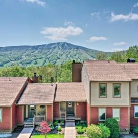 Timber Creek Townhome w/ 2 Decks & Mtn Views!, khách sạn ở West Dover