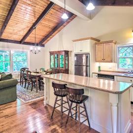 4 Mi to Ski Slopes: Family-Friendly Bartlett Home!, hotel in Bartlett