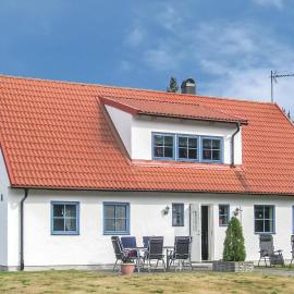 4 Bedroom Awesome Home In Lärbro, hotel in Kappelshamn