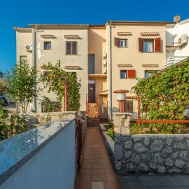 3 Bedroom Gorgeous Home In Omisalj, hotel in Omišalj