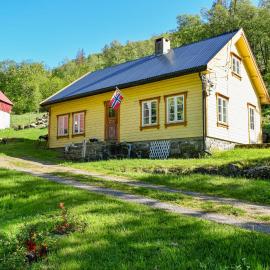 2 Bedroom Nice Home In Farsund, hotell i Farsund