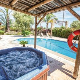 3 Bedroom Nice Home In Laatchi, hotel em Prodhromi