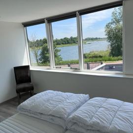 Comfortabele woning mét omheinde tuin aan water voor 12 p, hotel a Oostburg