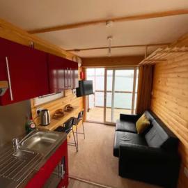 Lake View Lodge Pod, Hotel in Chichester