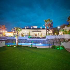 Country house Cortijo de la fuente, hotel in La Bobadilla